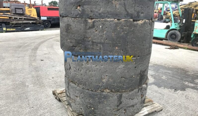 Solid 1600×25 wheels a tyres to suit CAT 938 F