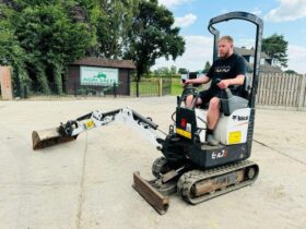 BOBCAT E10Z TRACKED EXCAVATOR *YEAR 2019, 2926 HOURS* C/W EXPANDING TRACKS *VIDEO* full