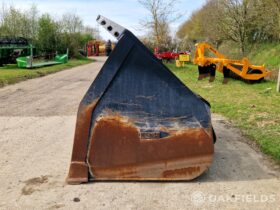 2015 Ulrich loading shovel bucket full