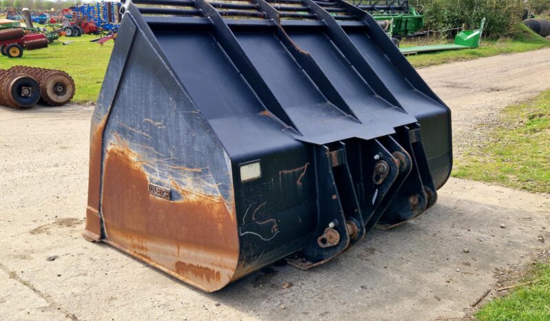 2015 Ulrich loading shovel bucket full