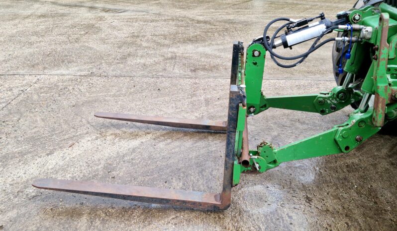 Linkage mounted carriage & pallet forks