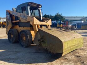 1000kgs opp. wt Mustang (Gehl) 2076 2010 Skidsteer c/w collector brush, bucket & forks. full