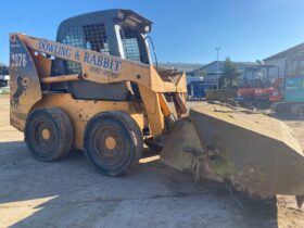 1000kgs opp. wt Mustang (Gehl) 2076 2010 Skidsteer c/w collector brush, bucket & forks.