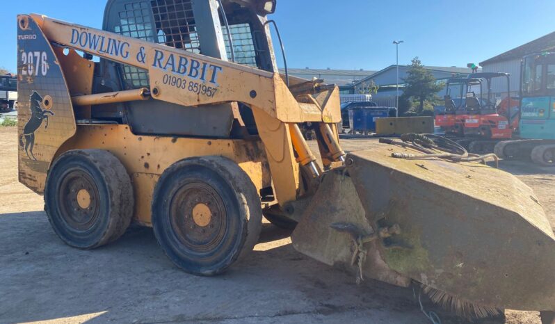 1000kgs opp. wt Mustang (Gehl) 2076 2010 Skidsteer c/w collector brush, bucket & forks.