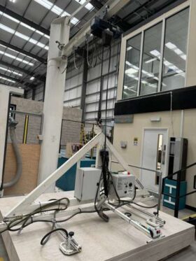 Floor Mounted Swinging Jib 4.5m Arm with 325kg Powered Hoist Complete with 2017 4 Pod 240kg Vacuum Lifting Pod For Auction on 2024-11-15 For Auction on 2024-11-15