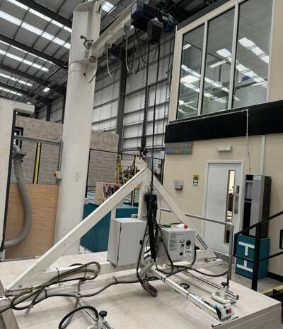 Floor Mounted Swinging Jib 4.5m Arm with 325kg Powered Hoist Complete with 2017 4 Pod 240kg Vacuum Lifting Pod For Auction on 2024-11-15 For Auction on 2024-11-15