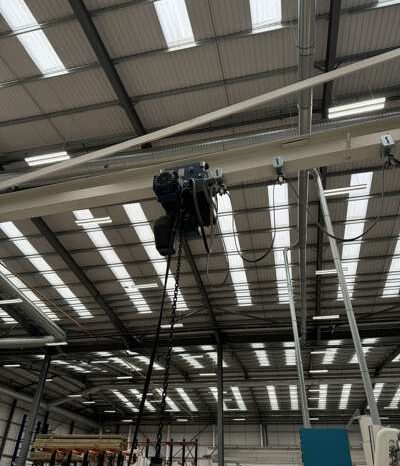 Floor Mounted Swinging Jib 4.5m Arm with 325kg Powered Hoist Complete with 2017 4 Pod 240kg Vacuum Lifting Pod For Auction on 2024-11-15 For Auction on 2024-11-15 full