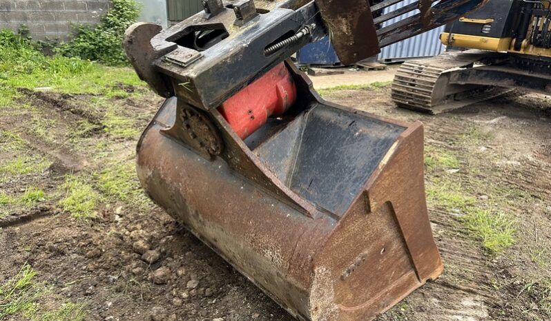 UM 6ft Hydraulic Tilt Bucket full