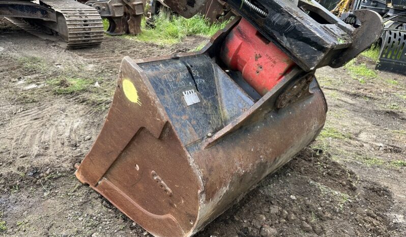 UM 6ft Hydraulic Tilt Bucket full