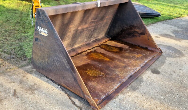 2008 Suton 70 cubic foot grain bucket full