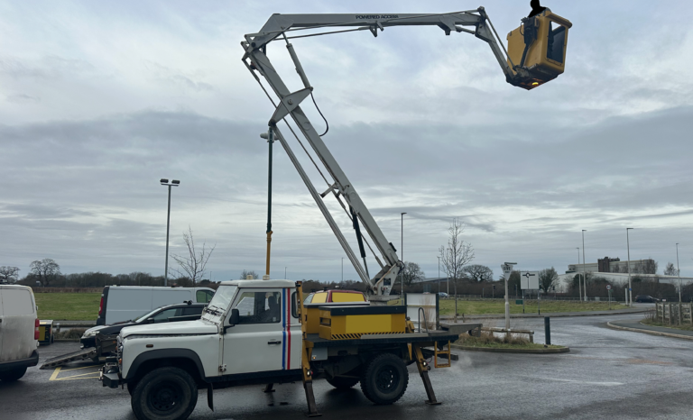 Land Rover with Access Lift full