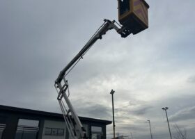 Land Rover with Access Lift full