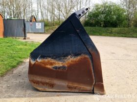 2015 Ulrich loading shovel bucket full