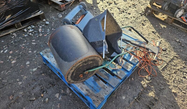 1 ROLLER & LAWN RAKE  GARDEN EQUIPMENT For Auction on 2025-02-04 For Auction on 2025-02-04 full