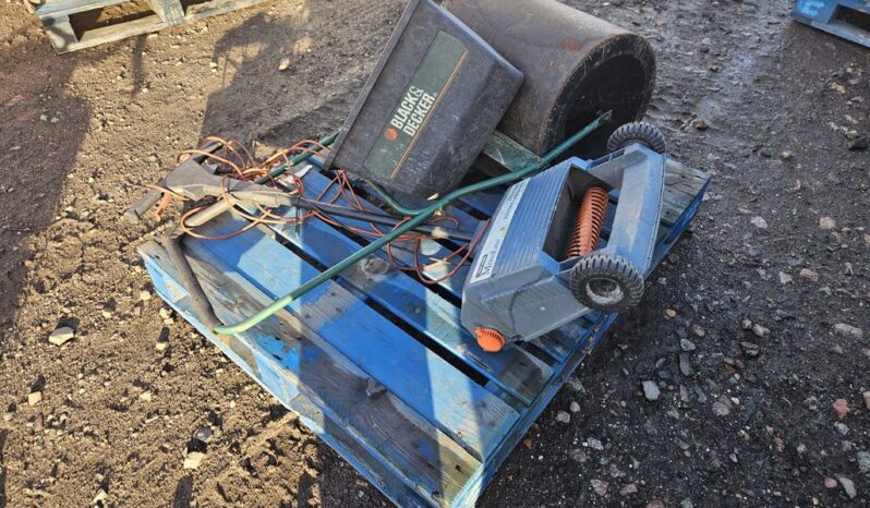 1 ROLLER & LAWN RAKE  GARDEN EQUIPMENT For Auction on 2025-02-04 For Auction on 2025-02-04