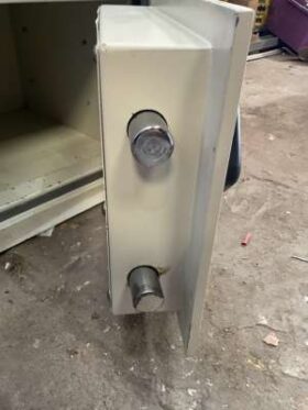 Chubb Senator LPS 1228 Safe with Keys. No VAT On Hammer For Auction on 2025-02-20 For Auction on 2025-02-20 full