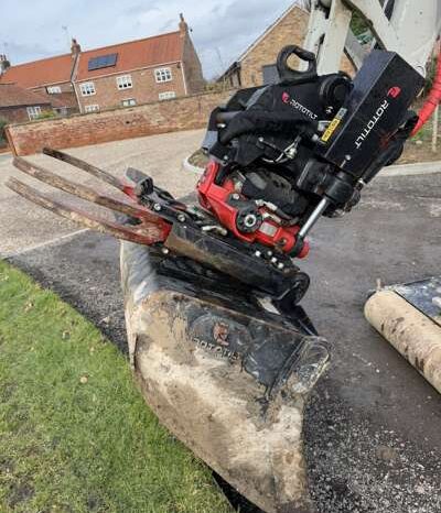 2022 Takeuchi TB370 7 Tonne Operating Mass Hydraulic Excavator with Rototilt Attachment and Grading Beam with Roller For Auction on 2025-03-18 For Auction on 2025-03-18 full