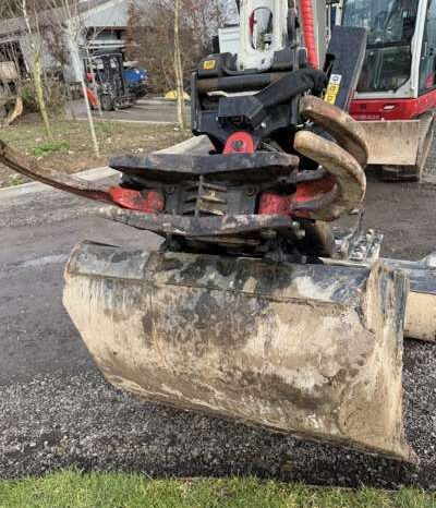 2022 Takeuchi TB370 7 Tonne Operating Mass Hydraulic Excavator with Rototilt Attachment and Grading Beam with Roller For Auction on 2025-03-18 For Auction on 2025-03-18 full