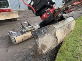 2022 Takeuchi TB370 7 Tonne Operating Mass Hydraulic Excavator with Rototilt Attachment and Grading Beam with Roller For Auction on 2025-03-18 For Auction on 2025-03-18 full