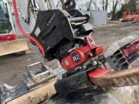 2022 Takeuchi TB370 7 Tonne Operating Mass Hydraulic Excavator with Rototilt Attachment and Grading Beam with Roller For Auction on 2025-03-18 For Auction on 2025-03-18 full