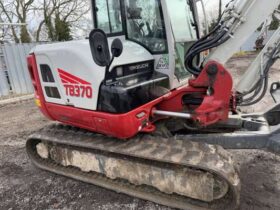 2022 Takeuchi TB370 7 Tonne Operating Mass Hydraulic Excavator with Rototilt Attachment and Grading Beam with Roller For Auction on 2025-03-18 For Auction on 2025-03-18 full