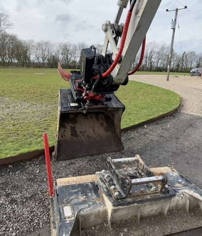 2022 Takeuchi TB370 7 Tonne Operating Mass Hydraulic Excavator with Rototilt Attachment and Grading Beam with Roller For Auction on 2025-03-18 For Auction on 2025-03-18 full