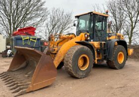 Hyundai HL760 9A Loading Shovel full